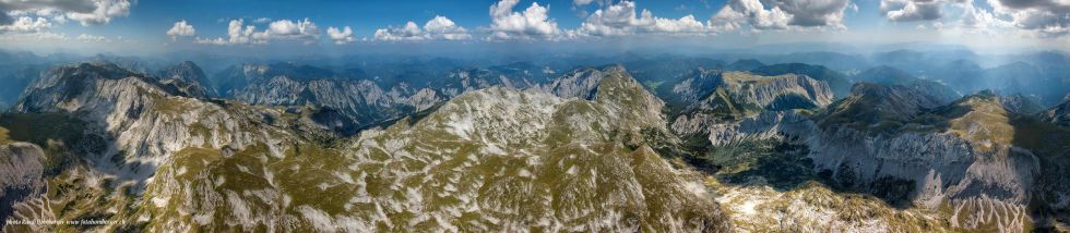 Der Hochschwab Massiv. Die berühmte Südwand ganz links im Bild erscheint in dieser Panorama Aufnahme fälschlicherweise kleiner und tiefer als die Aflenzer Starizen in der Bildmitte.