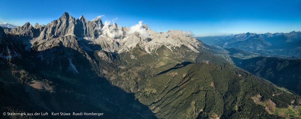 Der Dachstein, Ramsau und das Ennstal von Westen gesehen.