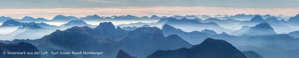 Blick vom Hochschwabgebiet nach Norden über das Salzatal hinweg. Der characteristische „Backenzahn“ links der Bildmitte ist der Ebenstein.