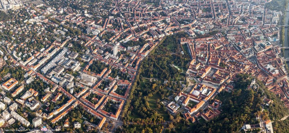 Die Landeshauptstadt Graz. Im Bild sind das Stadtzentrum mit Stadtpark und Schlossberg.