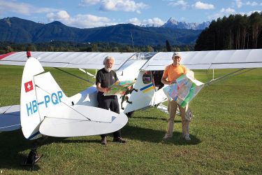 Stüwe und Homberger auf einem kleinen Flugplatz in Kärnten auf dem Weg in die Steiermark