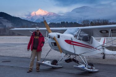 Ruedi Homberger am Flugplatz in Niederöblarn.