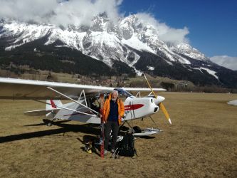 Hombi mit Schi am Flugplatz Niederöblarn während einer der vielen Fotorunden.